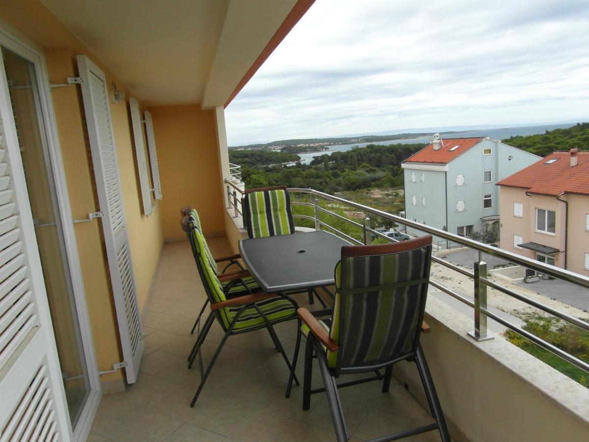 Bentley - Sea-View - 2 Bedroom Apartment Premantura Exterior photo