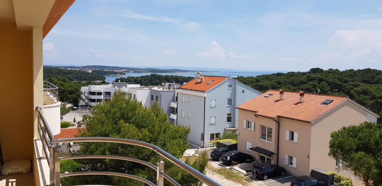 Bentley - Sea-View - 2 Bedroom Apartment Premantura Exterior photo