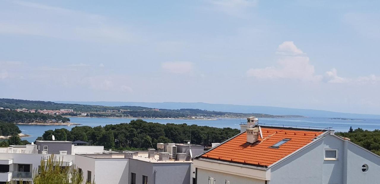 Bentley - Sea-View - 2 Bedroom Apartment Premantura Exterior photo